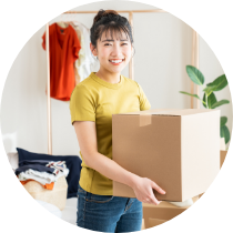 引っ越しの荷物を運ぶ女性
